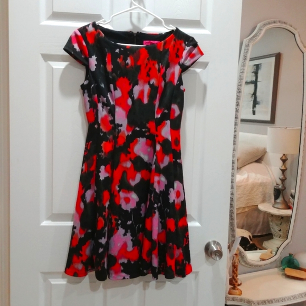 Betsey Johnson flirty abstract red & black swing dress w/ cap sleeves size 2